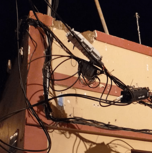 El tendido eléctrico cuelga sobre la acera en la calle Roque Nublo (Foto TA)